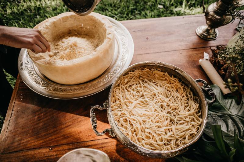 Pâtes cuisinées dans demi-meule de Parmesan